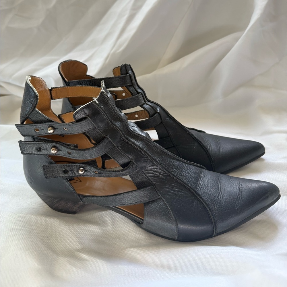 John Fluevog Truth Bekkie 8.5 Black Strappy Leather Ankle Boots pointy toe Punk
